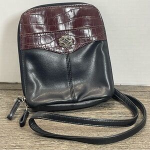 Rolf’s Black and Brown alligator look Crossbody Bag. Pre-owned. Zip closures.